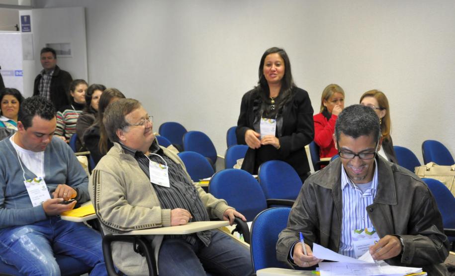 Fomento Paraná forma nova turma de agentes de crédito A Fomento Paraná conclui nesta quinta (17) e sexta (18), em Curitiba, a formação de mais uma turma do curso de formação de agentes de crédito.