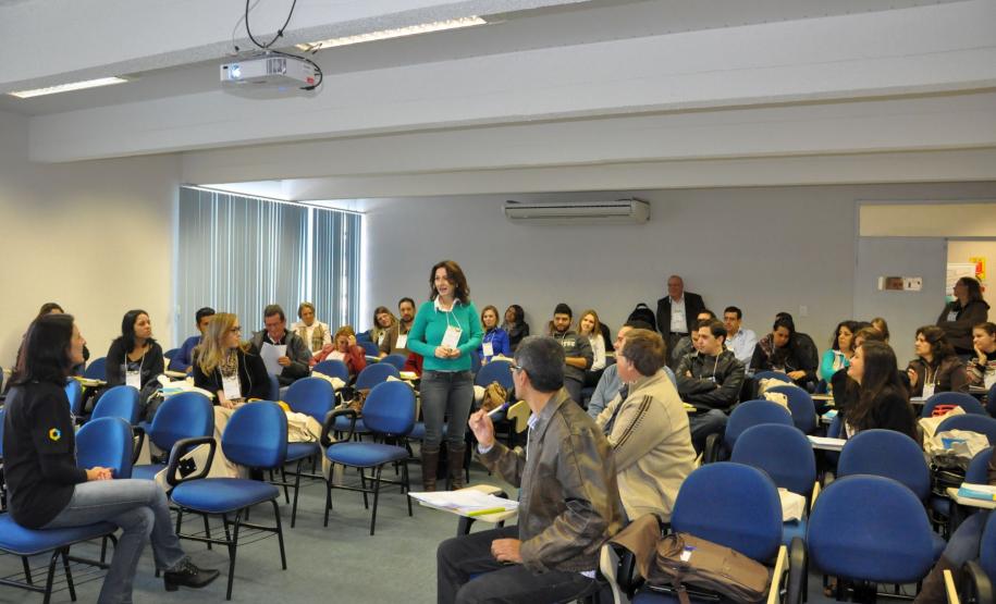 Fomento Paraná forma nova turma de agentes de crédito A Fomento Paraná conclui nesta quinta (17) e sexta (18), em Curitiba, a formação de mais uma turma do curso de formação de agentes de crédito.