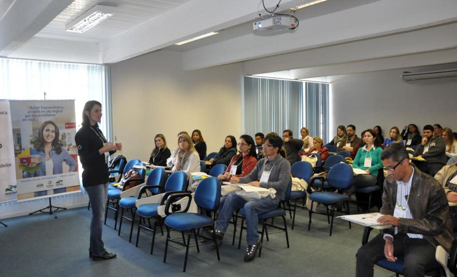 Fomento Paraná forma nova turma de agentes de crédito A Fomento Paraná conclui nesta quinta (17) e sexta (18), em Curitiba, a formação de mais uma turma do curso de formação de agentes de crédito.