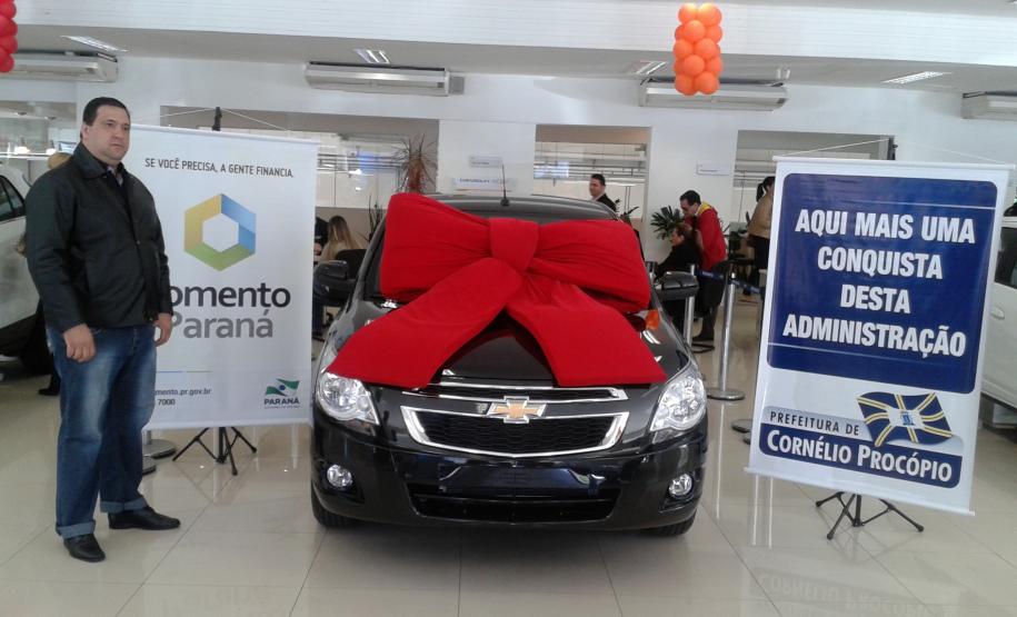 Cornélio Procópio tem segundo táxi financiado pela Fomento Paraná O motorista de táxi Marcos Roberto Zandoná é o segundo profissional de Cornélio Procópio, no norte pioneiro do estado, a obter um financiamento da Fomento Paraná na linha Taxistas.