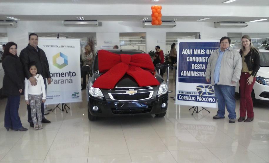 Cornélio Procópio tem segundo táxi financiado pela Fomento Paraná O motorista de táxi Marcos Roberto Zandoná é o segundo profissional de Cornélio Procópio, no norte pioneiro do estado, a obter um financiamento da Fomento Paraná na linha Taxistas.