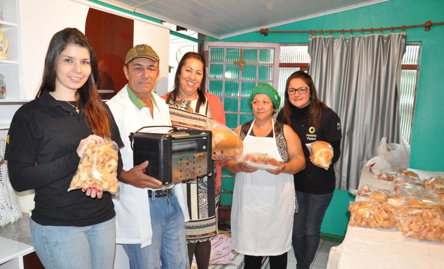 Na foto da esquerda para direita: Agente de crédito Cassiê Refosco, o empreendedor Iraci Alves Bueno, a prefeita de Laranjeiras do Sul, Sirlene Svartz, Dona Terezinha (esposa do senhor Iraci) e Eliane Demeteio com os produtos que o senhor Iraci fabrica e vende.