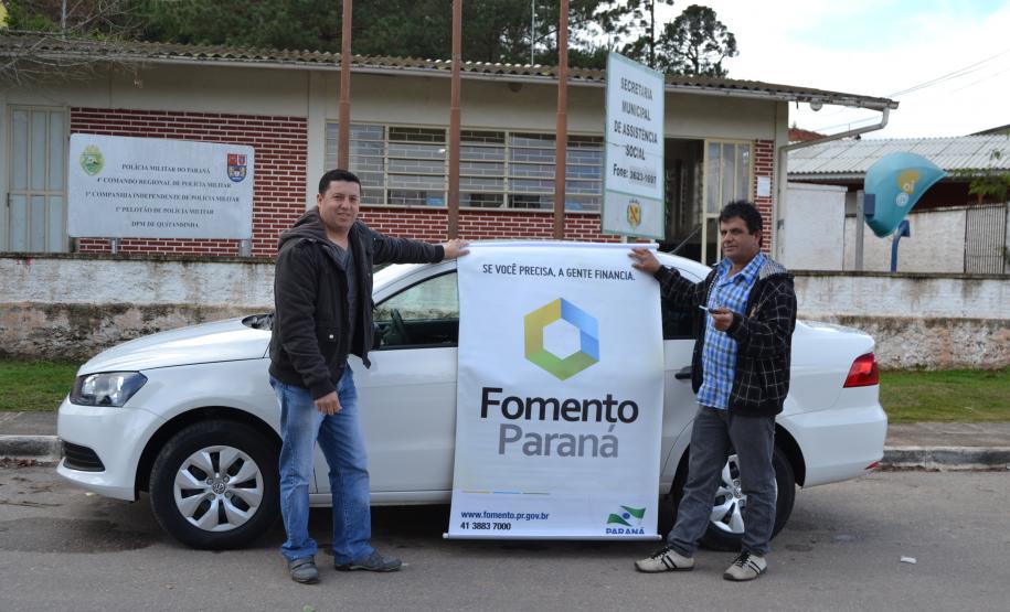 O agente de crédito Rogério Raksa com o taxista Valdenil José Salvi.