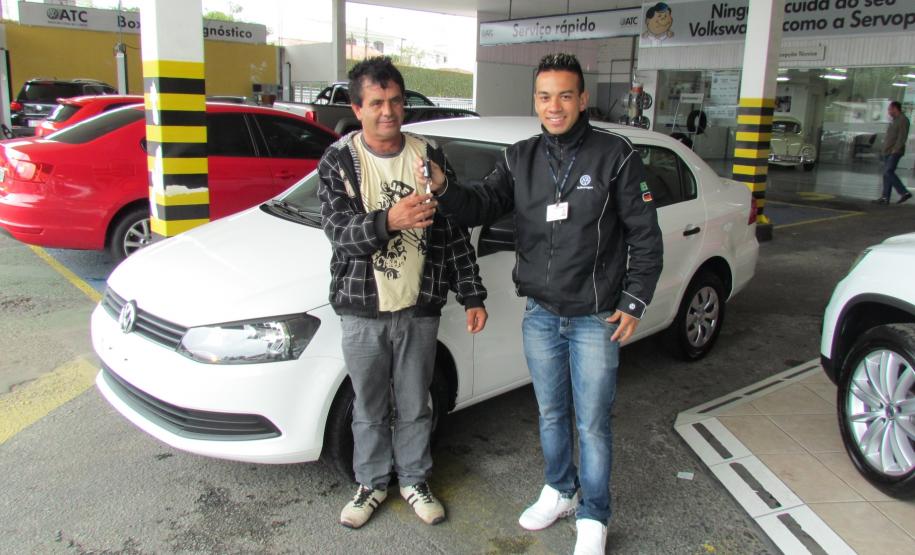 Quitandinha tem mais um táxi financiado pela Fomento Paraná O permissionário de táxi Valdenil José Salvi recebe as chaves do novo veículo.