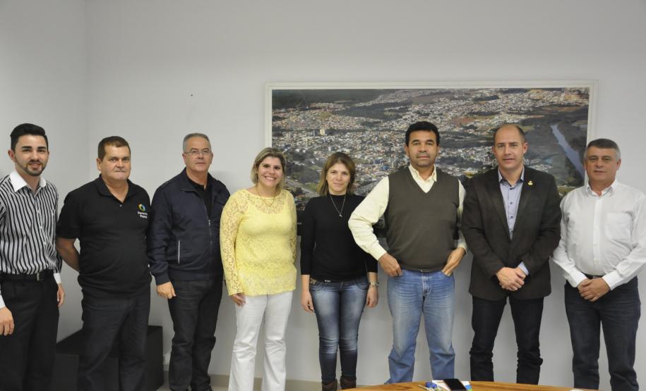 Fomento Paraná divulga linhas de crédito na região metropolitana de Curitiba Técnicos da Fomento Paraná estão percorrendo a região metropolitana de Curitiba (RMC) para divulgar as linhas de crédito de baixo custo disponibilizadas pela instituição para apoiar empreendedores. À tarde, o gerente de relações institucionais da Fomento Paraná, Paulo Morva, visitou a Associação Rádio Taxi Araucária para mostrar os benefícios da linha de crédito exclusiva para os associados da entidade.