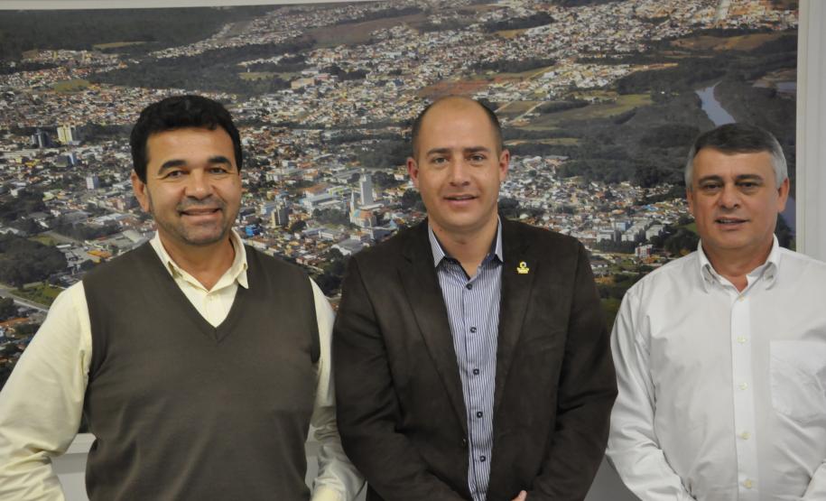 Fomento Paraná divulga linhas de crédito na região metropolitana de Curitiba Técnicos da Fomento Paraná estão percorrendo a região metropolitana de Curitiba (RMC) para divulgar as linhas de crédito de baixo custo disponibilizadas pela instituição para apoiar empreendedores. À tarde, o gerente de relações institucionais da Fomento Paraná, Paulo Morva, visitou a Associação Rádio Taxi Araucária para mostrar os benefícios da linha de crédito exclusiva para os associados da entidade.