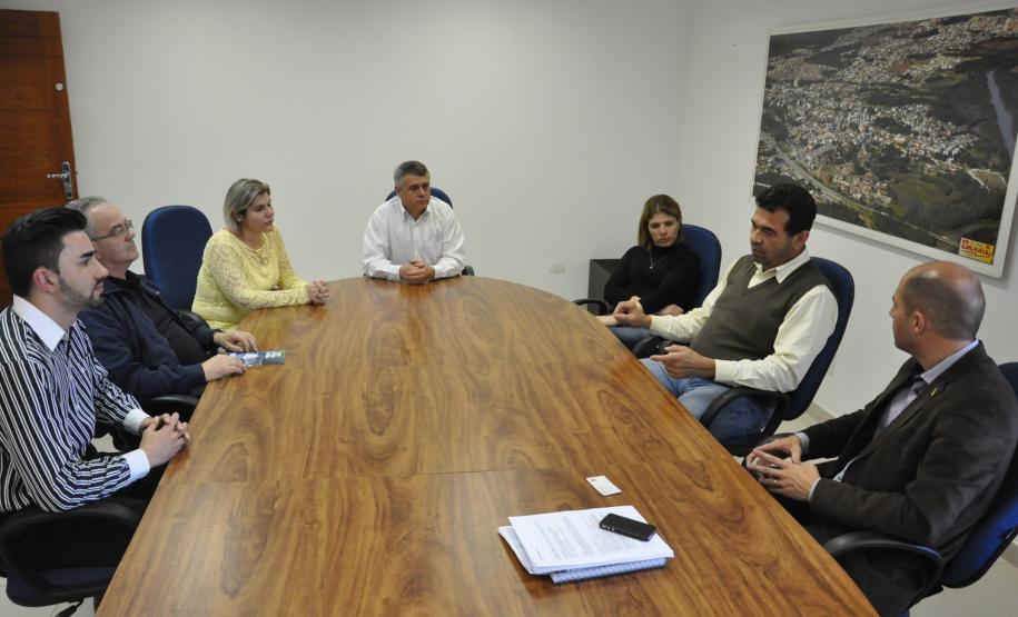 Fomento Paraná divulga linhas de crédito na região metropolitana de Curitiba Técnicos da Fomento Paraná estão percorrendo a região metropolitana de Curitiba (RMC) para divulgar as linhas de crédito de baixo custo disponibilizadas pela instituição para apoiar empreendedores.À tarde, o gerente de relações institucionais da Fomento Paraná, Paulo Morva, visitou a Associação Rádio Taxi Araucária para mostrar os benefícios da linha de crédito exclusiva para os associados da entidade.