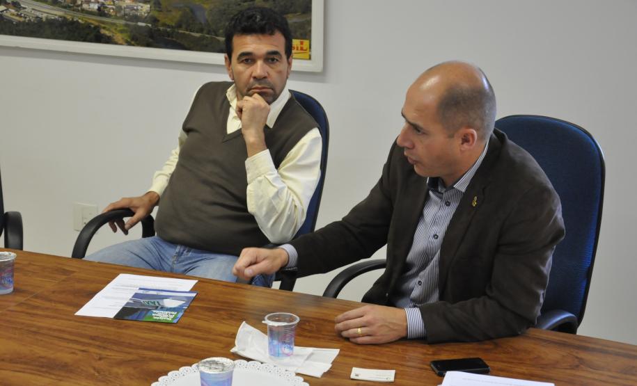 Fomento Paraná divulga linhas de crédito na região metropolitana de Curitiba Técnicos da Fomento Paraná estão percorrendo a região metropolitana de Curitiba (RMC) para divulgar as linhas de crédito de baixo custo disponibilizadas pela instituição para apoiar empreendedores. À tarde, o gerente de relações institucionais da Fomento Paraná, Paulo Morva, visitou a Associação Rádio Taxi Araucária para mostrar os benefícios da linha de crédito exclusiva para os associados da entidade.