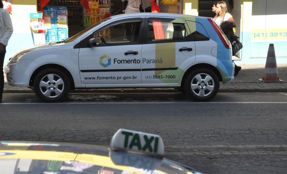 Fomento Paraná divulga linhas de crédito na região metropolitana de Curitiba Técnicos da Fomento Paraná estão percorrendo a região metropolitana de Curitiba (RMC) para divulgar as linhas de crédito de baixo custo disponibilizadas pela instituição para apoiar empreendedores.Na manhã desta quinta-feira (7), a equipe esteve em Campo Largo, onde se reuniram com representantes da Associação Comercial e Industrial de Campo Largo e com taxistas.