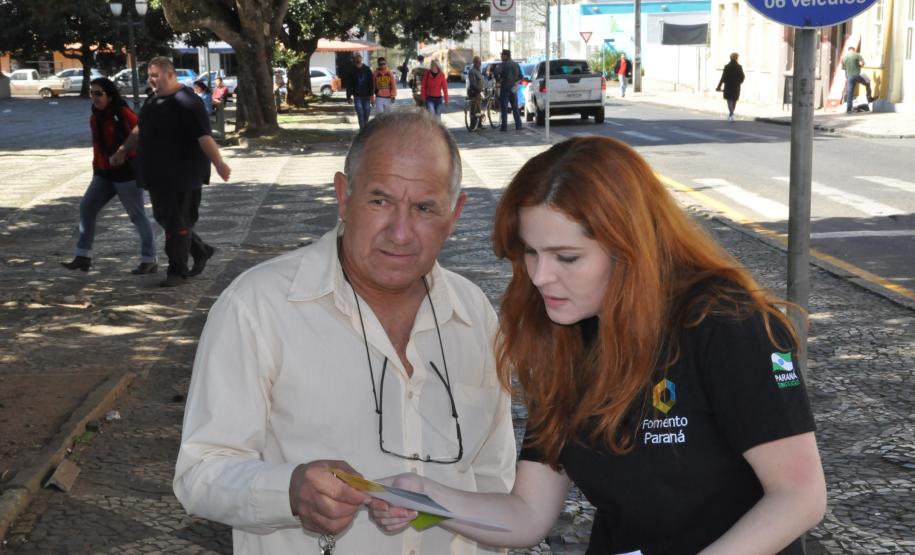 Fomento Paraná divulga linhas de crédito na região metropolitana de Curitiba Na manhã desta quinta-feira (7), a equipe esteve em Campo Largo, onde se reuniram com representantes da Associação Comercial e Industrial de Campo Largo e com taxistas para divulgar as linhas de financiamento, que possuem as taxas de juros mais baixas do mercado.