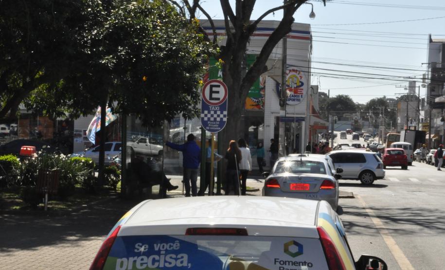 Fomento Paraná divulga linhas de crédito na região metropolitana de Curitiba Técnicos da Fomento Paraná estão percorrendo a região metropolitana de Curitiba (RMC) para divulgar as linhas de crédito de baixo custo disponibilizadas pela instituição para apoiar empreendedores. Na manhã desta quinta-feira (7), a equipe esteve em Campo Largo, onde se reuniram com representantes da Associação Comercial e Industrial de Campo Largo e com taxistas