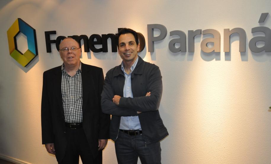 Empreendedor Magnus Guerios com o gerente de microcrédito e crédito solidário da Fomento Paraná, Hélio Moreira Rodrigues.