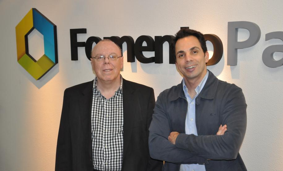 Empreendedor Magnus Guerios com o gerente de microcrédito e crédito solidário da Fomento Paraná, Hélio Moreira Rodrigues.