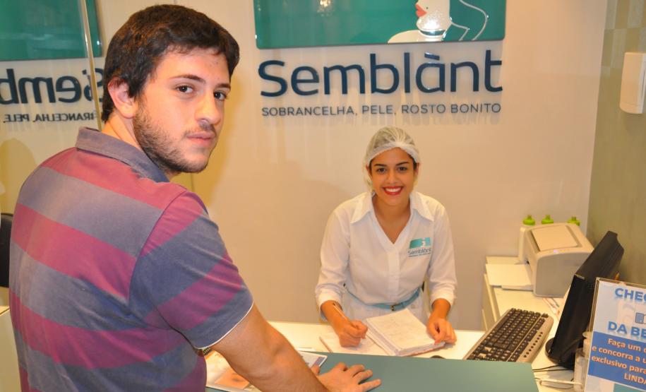 Recém formada no curso de estética, Bruna Ramos, que antes trabalhava com maquiagem de forma autônoma agora atua na Semblànt. “Aqui na clínica trabalho com novas atividades de estética, que complementam meu aprendizado.