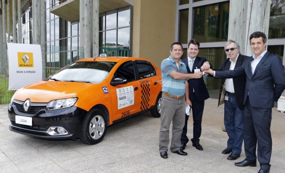 O modelo foi o escolhido pelo motorista curitibano Genesis Fernandes Faria, que participou nesta quarta-feira (1) da entrega simbólica do veículo e de uma visita ao Complexo Ayrton Senna, em São José dos Pinhais.