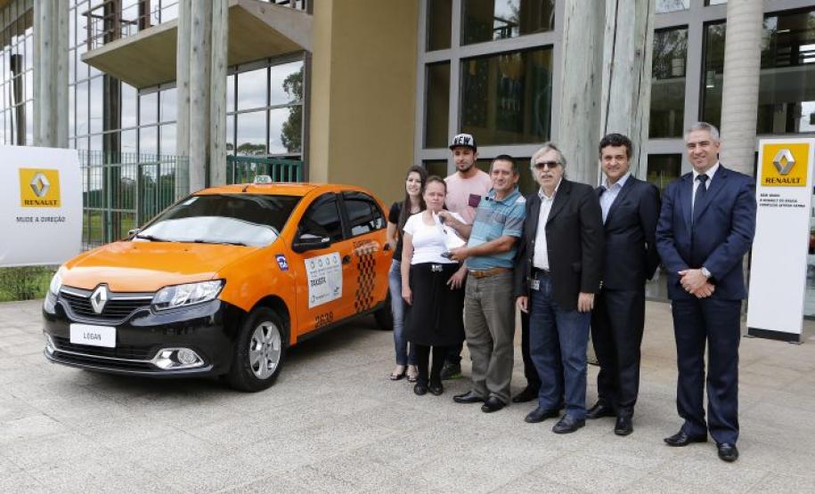 O modelo foi o escolhido pelo motorista curitibano Genesis Fernandes Faria, que participou nesta quarta-feira (1) da entrega simbólica do veículo e de uma visita ao Complexo Ayrton Senna, em São José dos Pinhais.