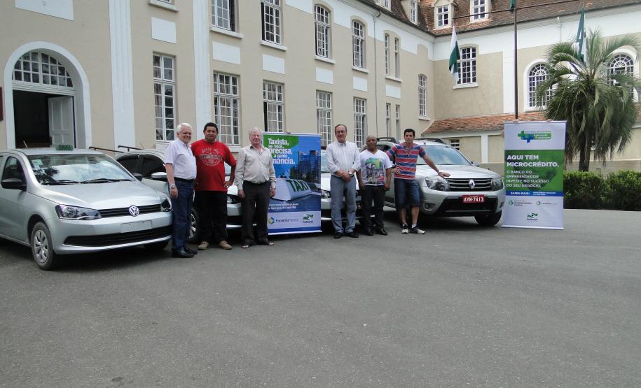 Os taxistas Rosildo Palhano, Alvir José de Oliveira, Eloi Fuchs e Laertes Moreira dos Santos com o prefeito Milton José Paizani.