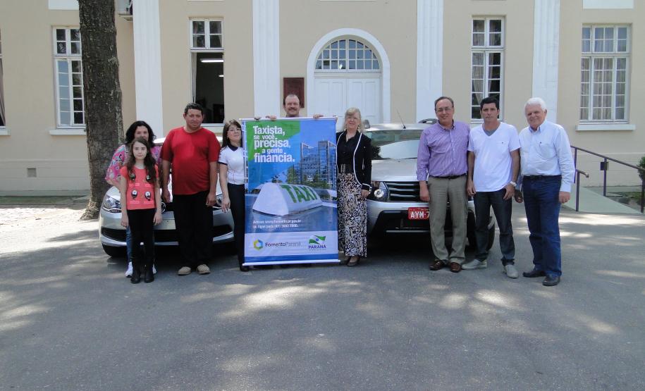 Os taxistas Rosildo Palhano, Alvir José de Oliveira, Eloi Fuchs e Laertes Moreira dos Santos com o prefeito Milton José Paizani.
