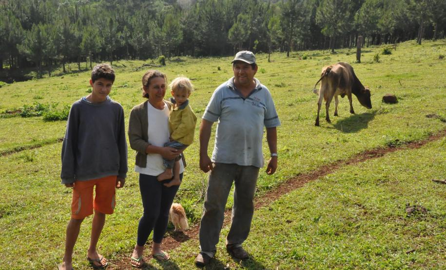 Irene Giteski Ferreira, agricultora de Porto Barreiro, financiou duas vacas pelo Paraná Juro Zero, da Fomento Paraná.