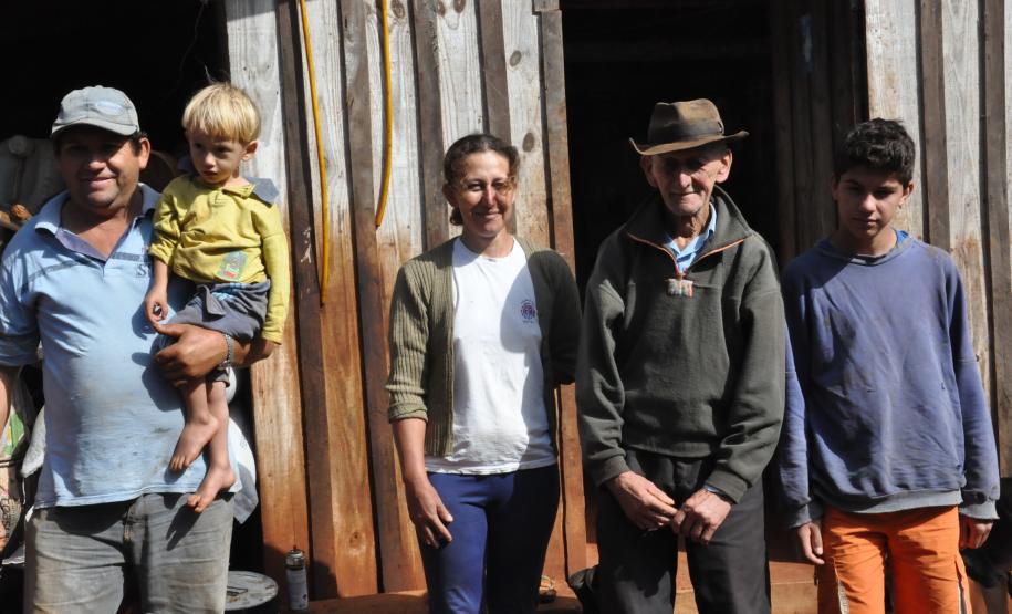 A família de Irene Giteski Ferreira, agricultora de Porto Barreiro, financiou duas vacas pelo Paraná Juro Zero, da Fomento Paraná.