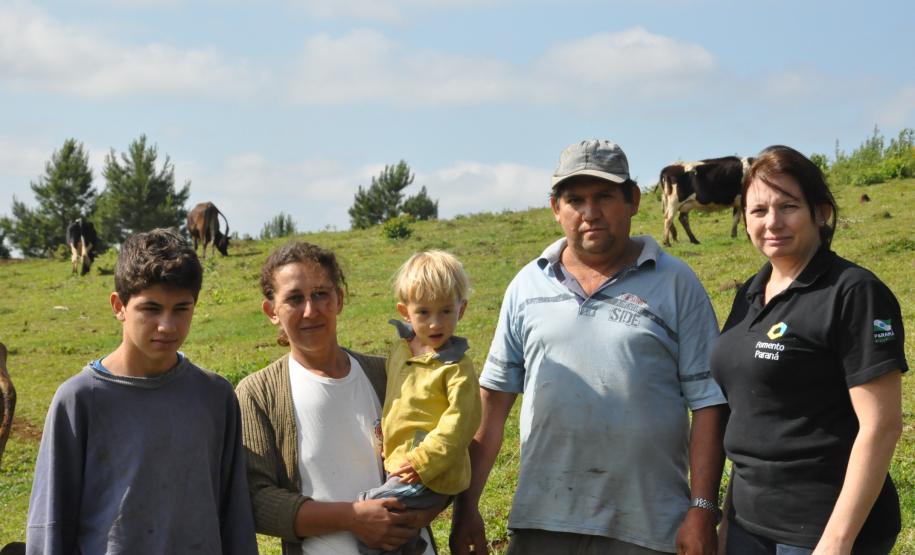 A família de Irene Giteski Ferreira, agricultora de Porto Barreiro, financiou duas vacas pelo Paraná Juro Zero, da Fomento Paraná. Na foto, a familia com a agente de crédito da instituição, Elza Vaccari.