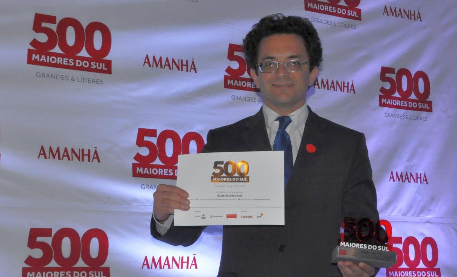 Fomento Paraná é novamente destaque entre as maiores empresas do Paraná e do sul O diretor Administrativo e Financeira da Fomento Paraná, Heraldo Neves, com o prêmio da revista Amanhã.