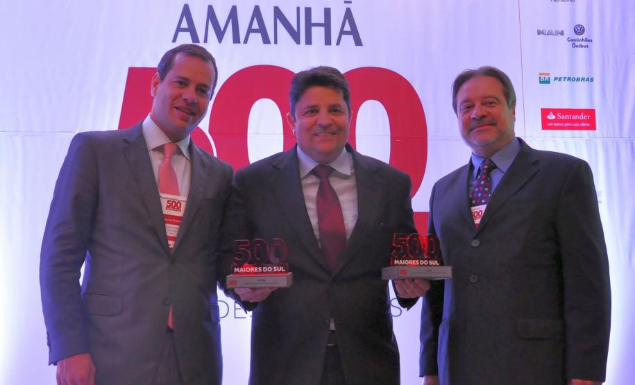 Fomento Paraná é novamente destaque entre as maiores empresas do Paraná e do sul Dirigentes de empresas públicas paranaenses recebem prêmio da revista Amanhã.