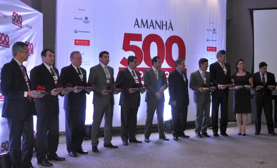 Fomento Paraná é novamente destaque entre as maiores empresas do Paraná e do sul Dirigentes das 10 maiores empresas do sul do país na entrega do prêmio.