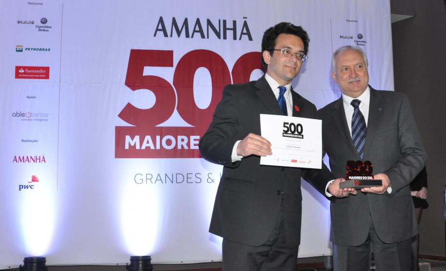 Fomento Paraná é novamente destaque entre as maiores empresas do Paraná e do sul O diretor Administrativo e Financeira da Fomento Paraná, Heraldo Neves recebe o prêmio da revista Amanhã.