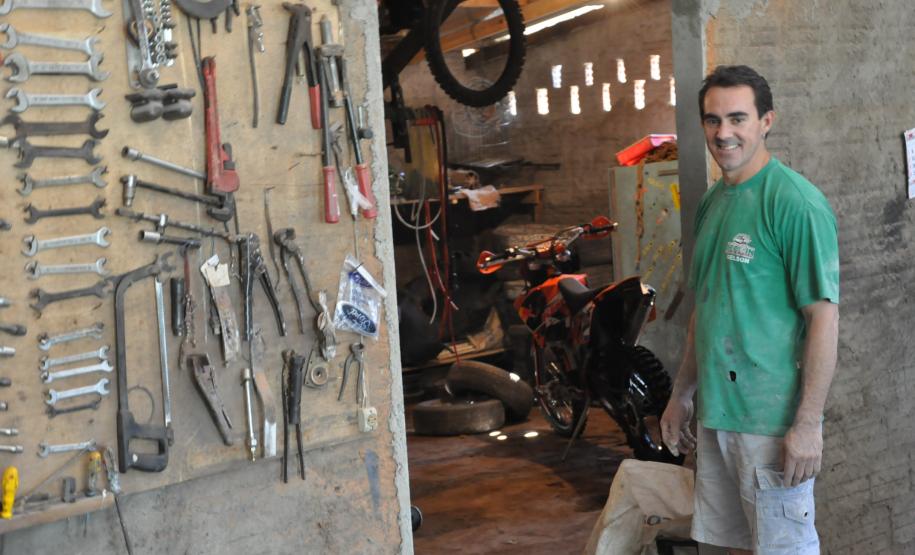 Após inundação, empreendedores de Sulina mantêm negócios com apoio da Fomento Paraná Gelson Antonio Ceolin, chapeador de Sulina. Financiamento da Fomento Paraná ajudou na recuperação de estabelecimentos atingidos pelas enchentes em junho de 2014.