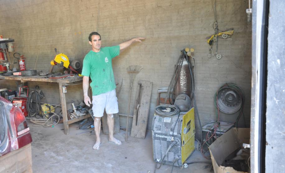 Após inundação, empreendedores de Sulina mantêm negócios com apoio da Fomento Paraná Gelson Antonio Ceolin, chapeador de Sulina, mostra onde a água chegou na oficina. Financiamento da Fomento Paraná ajudou na recuperação de estabelecimentos atingidos pelas enchentes em junho de 2014.