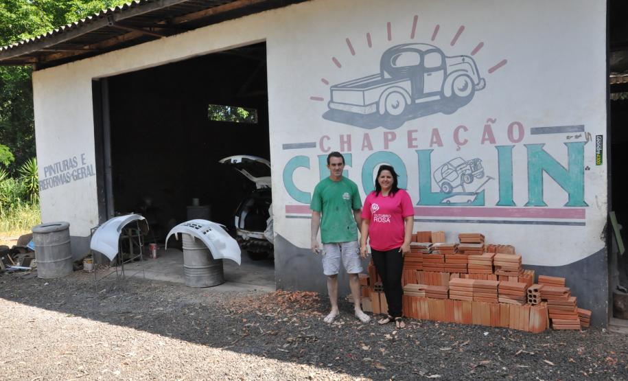 Após inundação, empreendedores de Sulina mantêm negócios com apoio da Fomento Paraná Gelson Antonio Ceolin, chapeador de Sulina, com a agente de crédito Eliane Ritter. Financiamento da Fomento Paraná ajudou na recuperação de estabelecimentos atingidos pelas enchentes em junho de 2014.