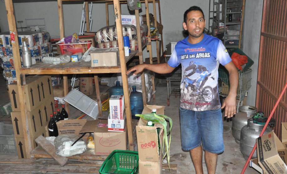 Após inundação, empreendedores de Sulina mantêm negócios com apoio da Fomento Paraná Juarez de Lima Damazio, do Mercado Popular em Sulina, mostra a altura que a água chegou nas enchentes. Financiado pela Fomento Paraná para ajudar na recuperação de estabelecimentos atingidos pelas enchentes em junho de 2014.