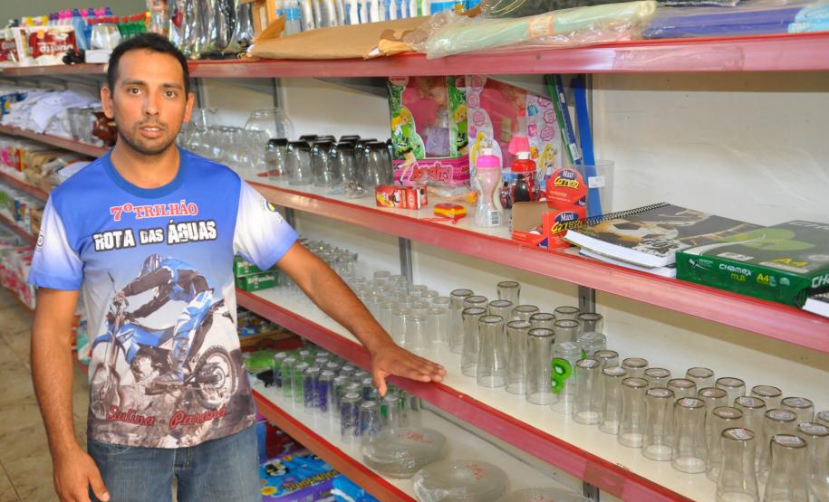 Após inundação, empreendedores de Sulina mantêm negócios com apoio da Fomento Paraná Juarez de Lima Damazio, do Mercado Popular em Sulina. Financiado pela Fomento Paraná para ajudar na recuperação de estabelecimentos atingidos pelas enchentes em junho de 2014.