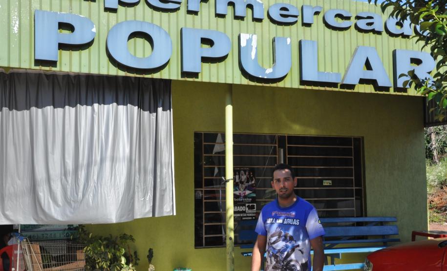 Após inundação, empreendedores de Sulina mantêm negócios com apoio da Fomento Paraná Juarez de Lima Damazio, do Mercado Popular em Sulina. Financiamento da Fomento Paraná ajudou na recuperação de estabelecimentos atingidos pelas enchentes em junho de 2014.