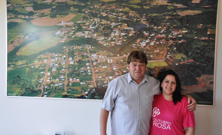 Após inundação, empreendedores de Sulina mantêm negócios com apoio da Fomento Paraná Prefeito de Sulina, Almir Maciel Costa, e a agente de crédito do município, Eliane Ritter.