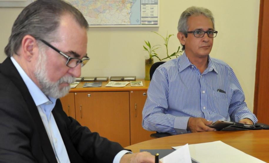 O presidente da Fomento Paraná, Juraci Barbosa, e o prefeito de Andirá, José Ronaldo Xavier, assinam contrato de financiamento no valor de R$ 3,1 milhões para pavimentação de vias urbanas no município do norte pioneiro do estado. Curitiba, 11/11/2014.