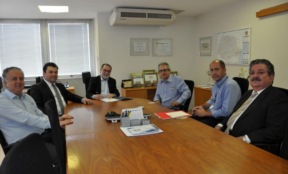 O presidente da Fomento Paraná, Juraci Barbosa, e o prefeito de Andirá, José Ronaldo Xavier, assinam contrato de financiamento no valor de R$ 3,1 milhões para pavimentação de vias urbanas no município do norte pioneiro do estado. Curitiba, 11/11/2014.