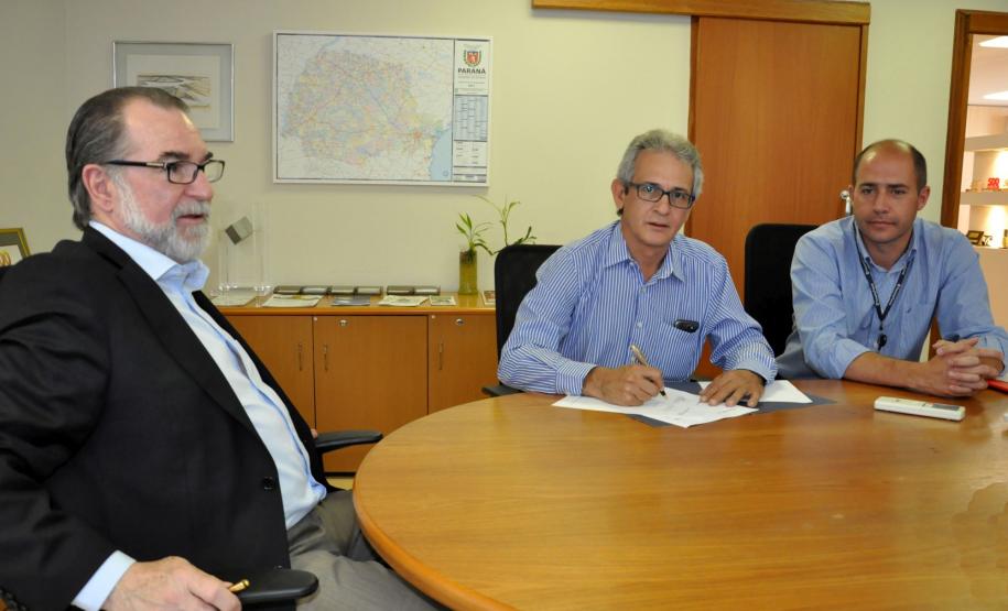 O presidente da Fomento Paraná, Juraci Barbosa, e o prefeito de Andirá, José Ronaldo Xavier, assinam contrato de financiamento no valor de R$ 3,1 milhões para pavimentação de vias urbanas no município do norte pioneiro do estado. Curitiba, 11/11/2014.