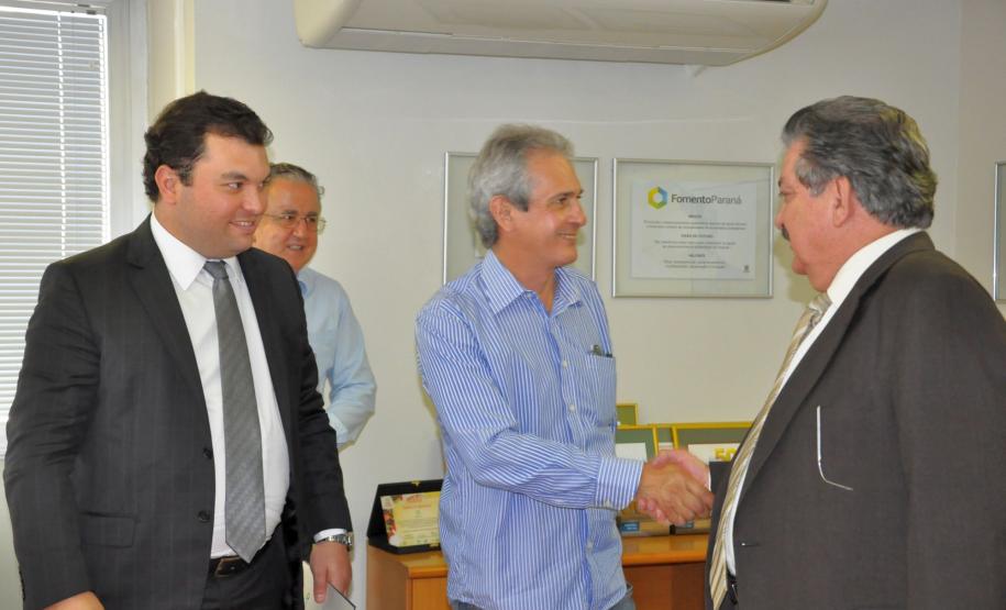 O presidente da Fomento Paraná, Juraci Barbosa, e o prefeito de Andirá, José Ronaldo Xavier, assinam contrato de financiamento no valor de R$ 3,1 milhões para pavimentação de vias urbanas no município do norte pioneiro do estado. Curitiba, 11/11/2014.