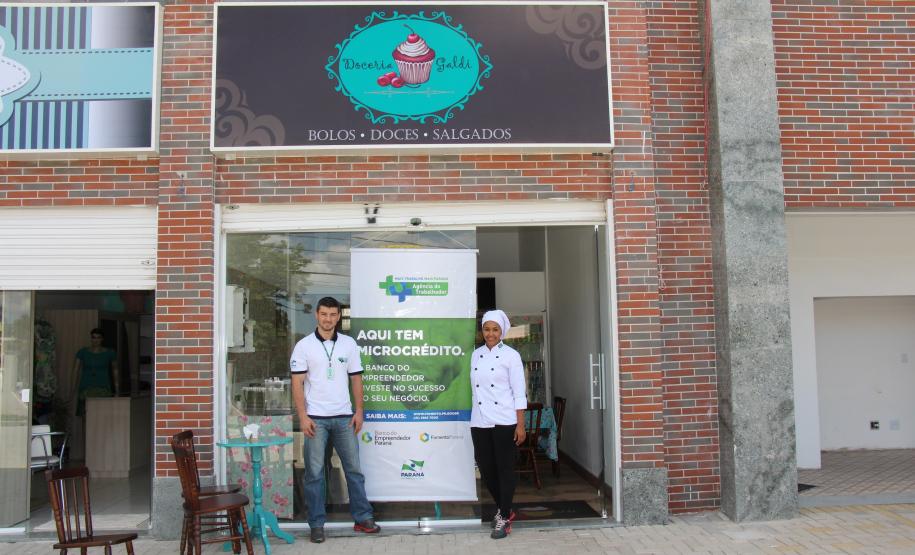 O agente de crédito Adriano Sarturi, da Agência do Trabalhador de Curitiba, com a empreendedora Michele Ferreira Galdino. Ela utilizou o microcrédito para ampliar a fabricação de bolos, doces e salgados e abrir uma doceria, em um centro comercial em Almirante Tamandaré.