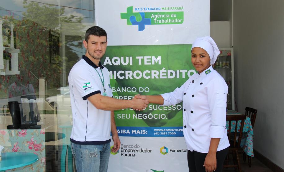 O agente de crédito Adriano Sarturi, da Agência do Trabalhador de Curitiba, com a empreendedora Michele Ferreira Galdino. Ela utilizou o microcrédito para ampliar a fabricação de bolos, doces e salgados e abrir uma doceria, em um centro comercial em Almirante Tamandaré.