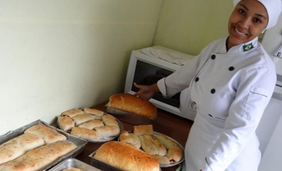 A empreendedora Michele Ferreira Galdino, que utilizou o microcrédito para ampliar a fabricação de bolos, doces e salgados e abrir uma doceria, em um centro comercial em Almirante Tamandaré.