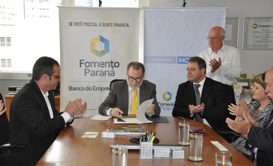 Crédito ajuda distribuidora a inovar e desenvolver marca própria de medicamentos A Fomento Paraná e a distribuidora de medicamentos curitibana Nunesfarma assinaram nesta quarta-feira (12) um contrato de financiamento de R$ 3,9 milhões pela linha Inovacred. Este é o segundo contrato nesta linha que a Fomento Paraná assina em 2014.