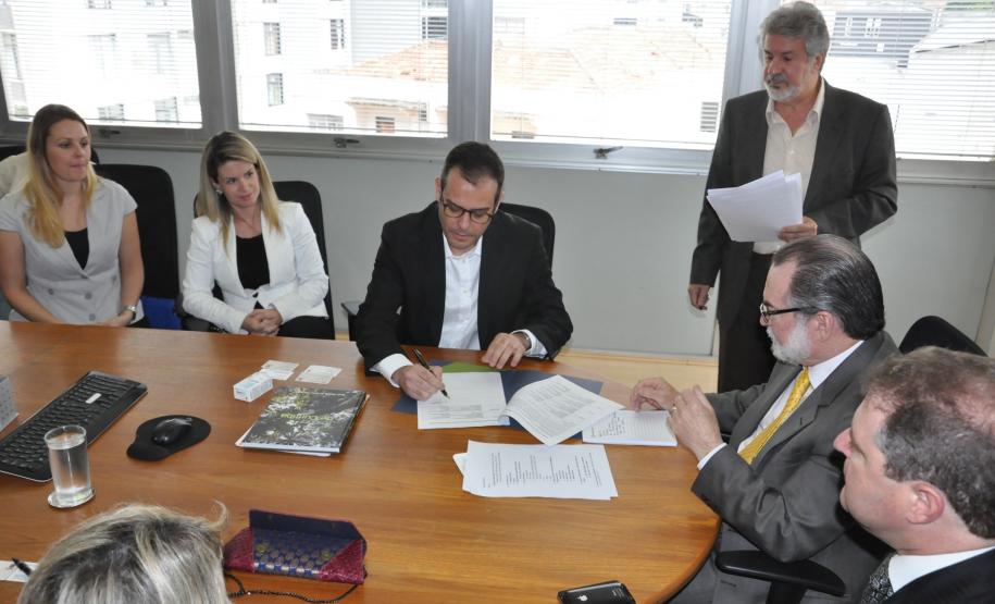 Crédito ajuda distribuidora a inovar e desenvolver marca própria de medicamentos A Fomento Paraná e a distribuidora de medicamentos curitibana Nunesfarma assinaram nesta quarta-feira (12) um contrato de financiamento de R$ 3,9 milhões pela linha Inovacred. Este é o segundo contrato nesta linha que a Fomento Paraná assina em 2014.