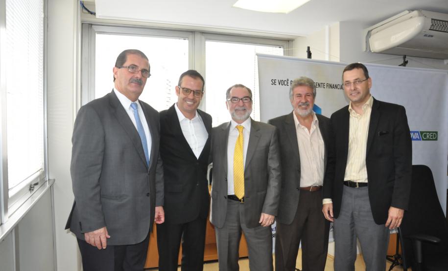 Crédito ajuda distribuidora a inovar e desenvolver marca própria de medicamentos A Fomento Paraná e a distribuidora de medicamentos curitibana Nunesfarma assinaram nesta quarta-feira (12) um contrato de financiamento de R$ 3,9 milhões pela linha Inovacred. Este é o segundo contrato nesta linha que a Fomento Paraná assina em 2014.