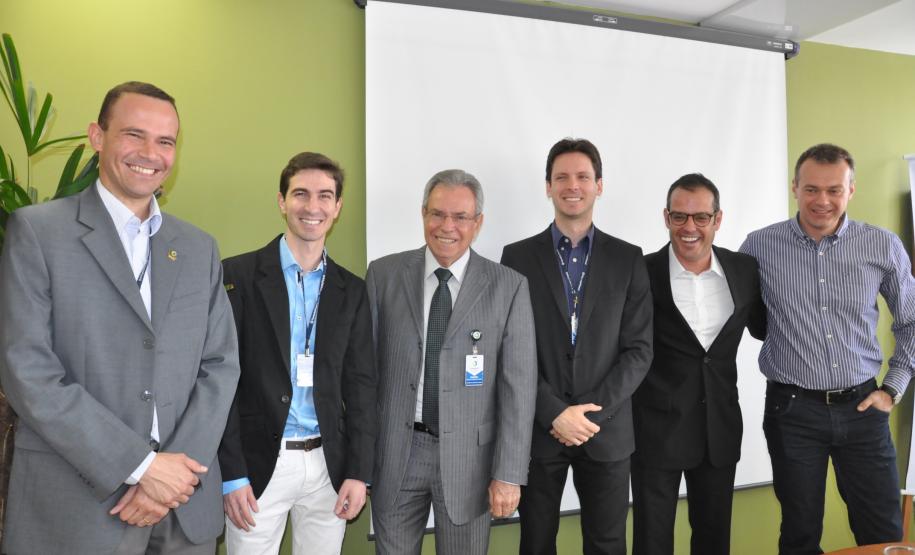 Crédito ajuda distribuidora a inovar e desenvolver marca própria de medicamentos A Fomento Paraná e a distribuidora de medicamentos curitibana Nunesfarma assinaram nesta quarta-feira (12) um contrato de financiamento de R$ 3,9 milhões pela linha Inovacred. Este é o segundo contrato nesta linha que a Fomento Paraná assina em 2014.