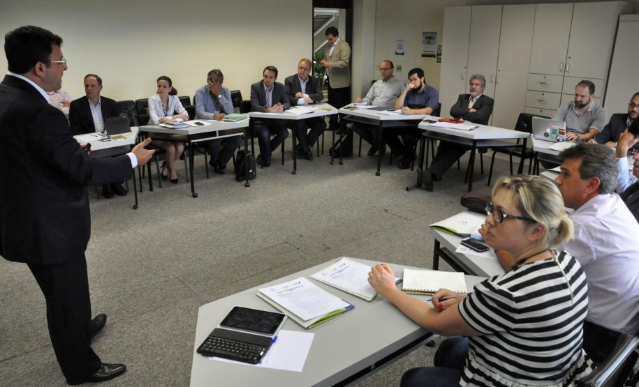 A Fomento Paraná e o Sebrae-PR promoveram uma reunião de trabalho sobre incentivo à inovação na tarde desta quarta-feira (12). O evento aconteceu na sede do Sebrae em Curitiba.