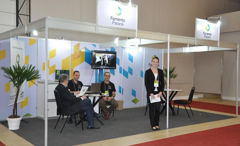 Fomento Paraná leva linhas de crédito para empreendedores na XXIV Convenção da Faciap A Fomento Paraná está participando da XXIV Convenção da Federação das Associações Comerciais e Industriais do Paraná - Faciap, que está sendo realizada no Hotel Recanto, em Foz do Iguaçu, de 19 a 21 de dezembro. O evento reúne cerca 1,3 mil empresários e líderes dos mais diversos setores organizados do Estado de outras regiões do País.