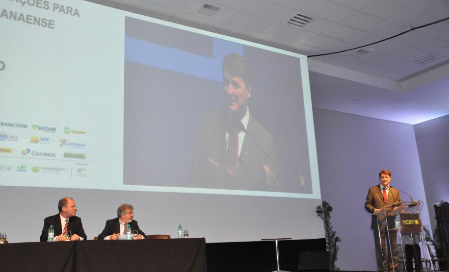 Fomento Paraná leva linhas de crédito para empreendedores na XXIV Convenção da Faciap A Fomento Paraná está participando da XXIV Convenção da Federação das Associações Comerciais e Industriais do Paraná - Faciap, que está sendo realizada no Hotel Recanto, em Foz do Iguaçu, de 19 a 21 de dezembro. O evento reúne cerca 1,3 mil empresários e líderes dos mais diversos setores organizados do Estado de outras regiões do País.